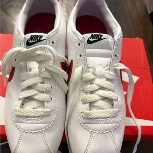 New Nike women’s Classic Cortez Leathers White and Red Sneakers( Size 8 )